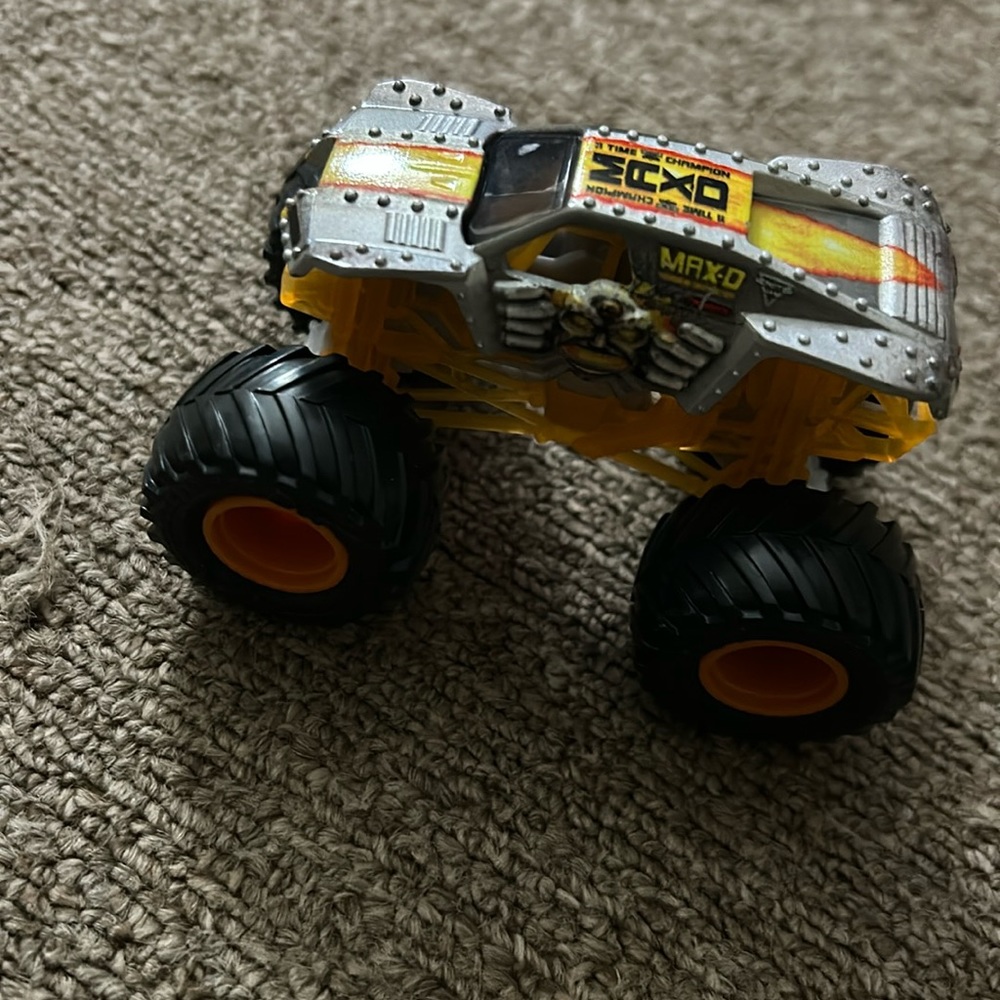 Hot Wheels Monster Truck Jam Silver Max D Skul F7